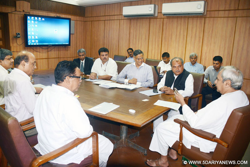 The Chief Minister of Odisha, Naveen Patnaik meeting the Union Minister for Mines, Steel and Labour & Employment, Narendra Singh Tomar, in Bhubaneswar on August 27, 2014. 