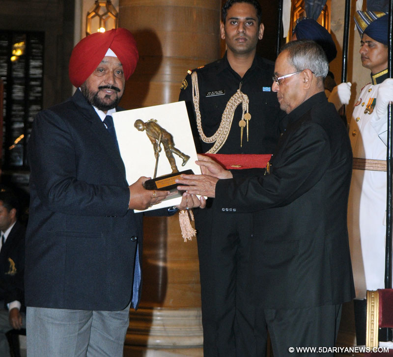 Pranab Mukherjee gives away National Sports Awards