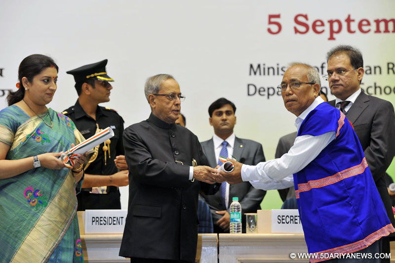 The President, Pranab Mukherjee presenting the National Award for Teachers-2013 to  Mito Riba, Arunachal Pradesh, on the occasion of the ‘Teachers Day’, in New Delhi on September 05, 2014. The Union Minister for Human Resource Development,  Smriti Irani is also seen.