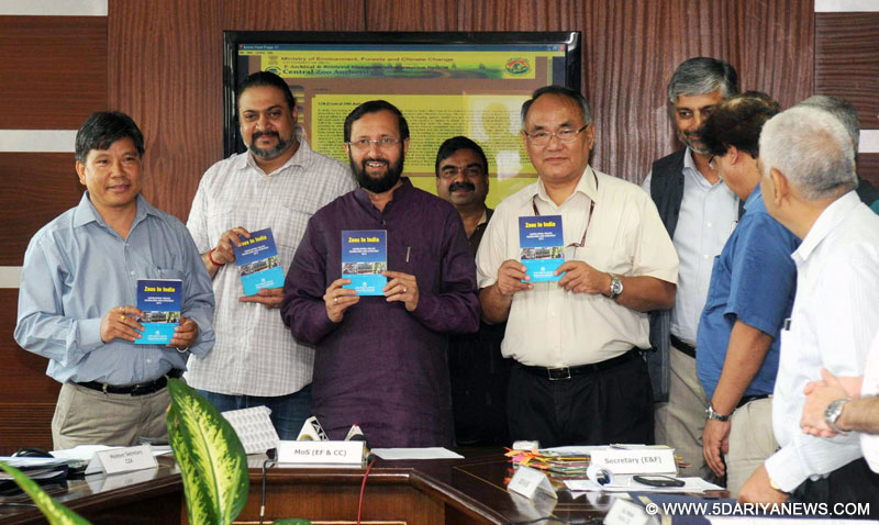Prakash Javadekar releasing a booklet ‘Zoos in India’, at the launch of the Online Grant of Recognition & Monitoring of Zoos Portal