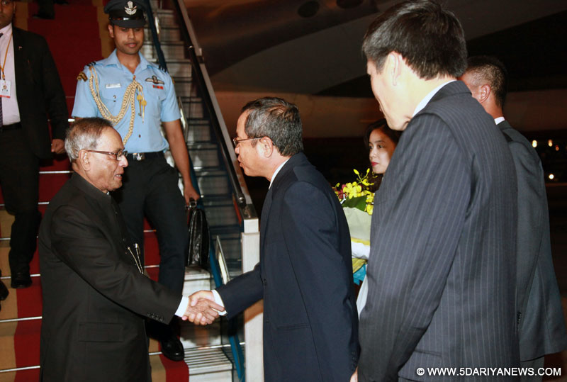 The President, Pranab Mukherjee being received by the Council Minister of Vietnam on his arrival, at Hanoi International Airport, in Vietnam on September 14, 2014. 