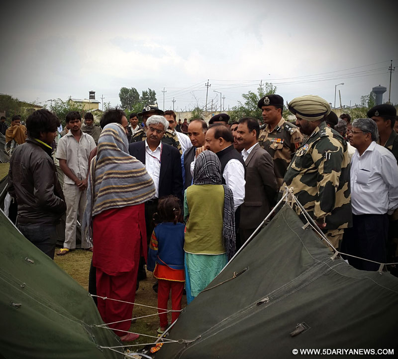 Dr. Harsh Vardhan interacting with the flood affected persons, at a relief camp, during his visit at Srinagar on September 14, 2014.