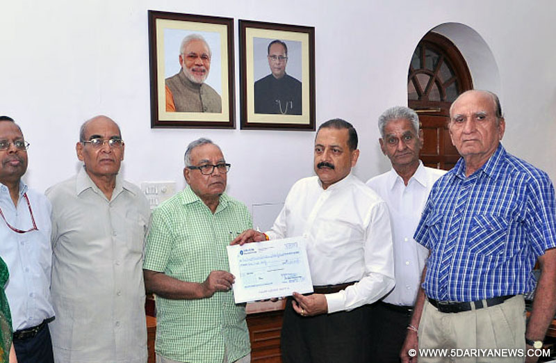 A delegation of Bharat Pensioners’ Samaj handing over donation to Prime Minister’s National Relief Fund for J&K flood victims to Dr. Jitendra Singh, in New Delhi on September 20, 2014.