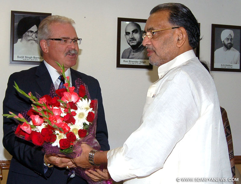 The Minister of Agriculture and Agri-Food of Canada, Gerry Ritz calling on the Union Minister for Agriculture, Radha Mohan Singh, in New Delhi on September 23, 2014.