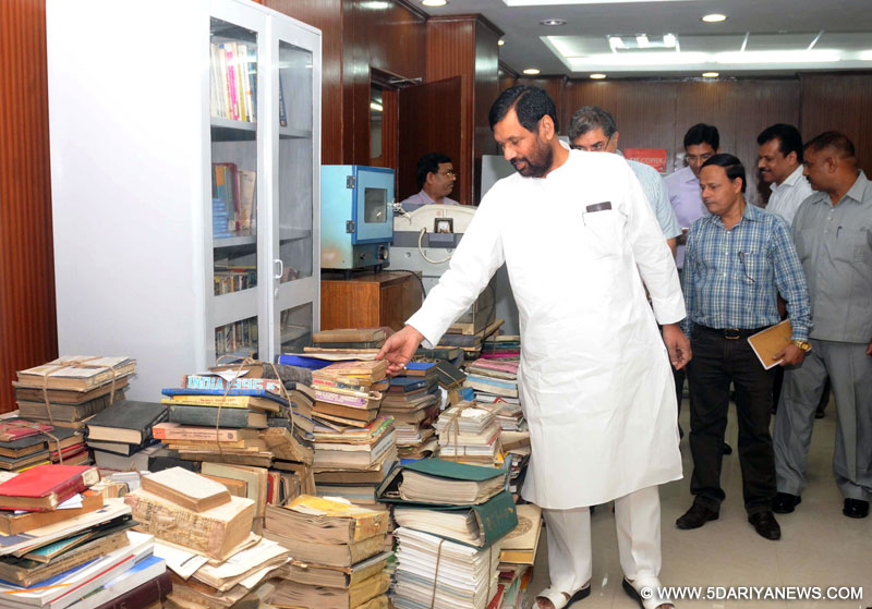 Ram Vilas Paswan undertakes surprise checks to see cleanliness in his Ministry, in New Delhi on October 01,2014.