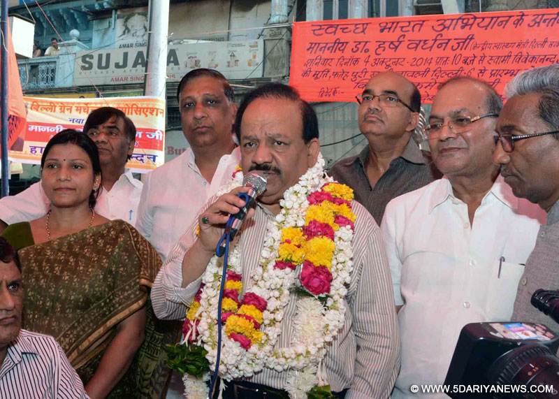 Dr. Harsh Vardhan addressing the gathering after cleanliness drive, during the Swachh Bharat Mission, at Fatehpuri, in Delhi on October 04, 2014.