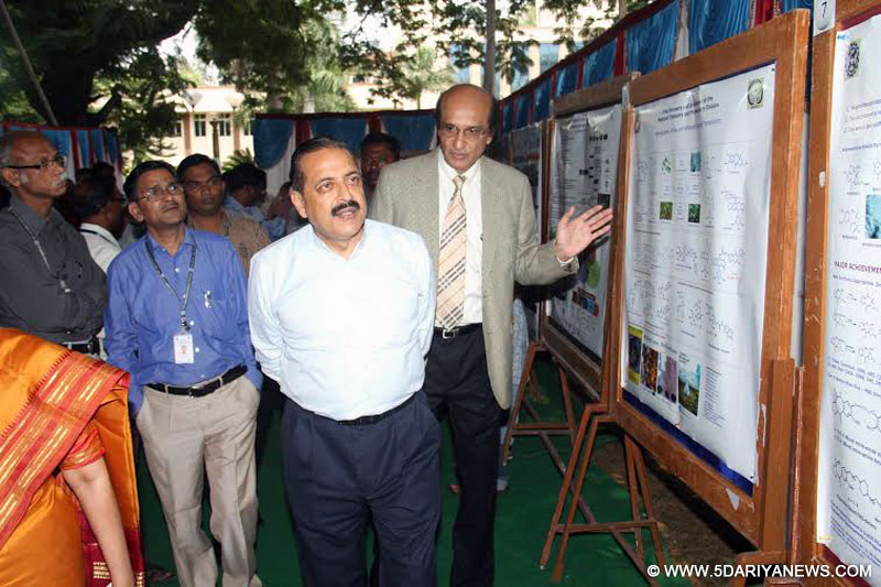 Dr. Jitendra Singh visiting the National Science Exhibition and Project Competition, in New Delhi on October 05, 2014.