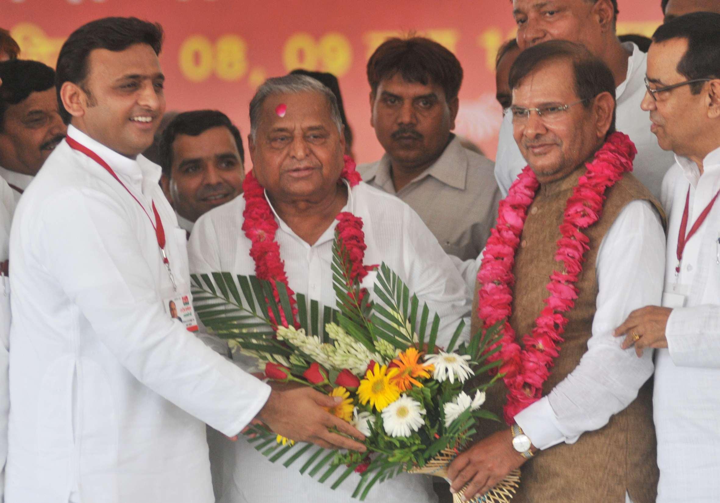 Uttar Pradesh Chief Minister Akhilesh Yadav, Samajwadi Party supremo Mulayam Singh Yadav and JD(U) chief Sharad Yadav during a Samajwadi Party programme in in Lucknow, on Oct.8, 2014