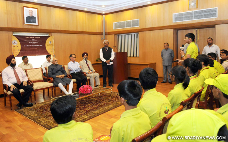 Mohd. Hamid Ansari interacting with the winners of the “INSPIRE Award Programme” for the year-2014, in New Delhi on October 08, 2014