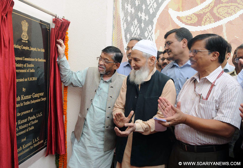 Santosh Kumar Gangwar unveiling the plaque to inaugurate the Handloom Marketing Complex, in New Delhi 