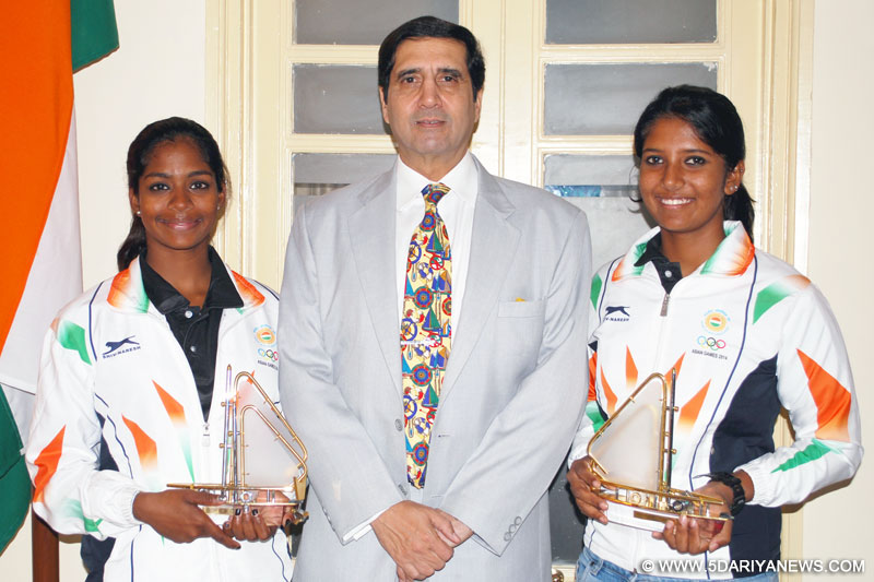 R.K. Dhowan felicitated the Asian Games medal winners (Ms Aishwarya & Ms Varsha), in New Delhi on October 13, 2014.