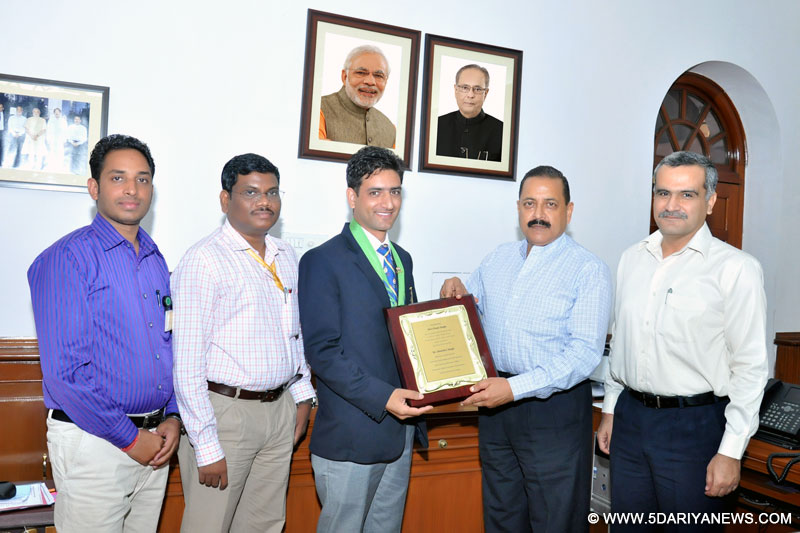Dr. Jitendra Singh felicitating Chain Singh, 2014 Asian Games medalist from J&K, in New Delhi on October 17, 2014.