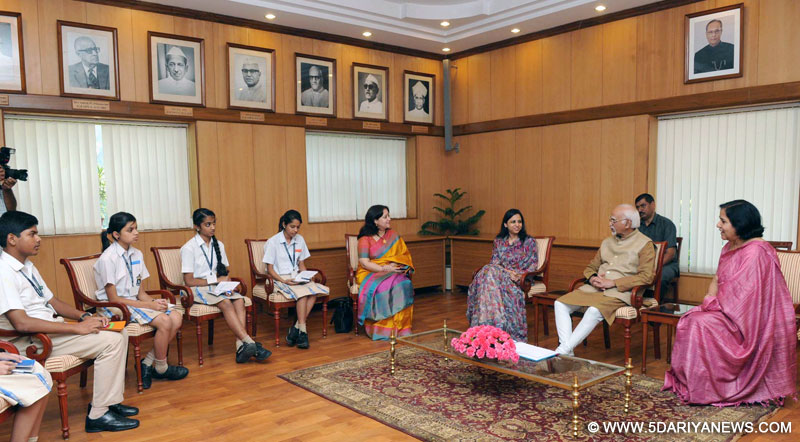  Mohd. Hamid Ansari interacting with the students from Tribhuvan School, Patna, led by the Director of the school, Mrs. Meenakshi Singh, in New Delhi 