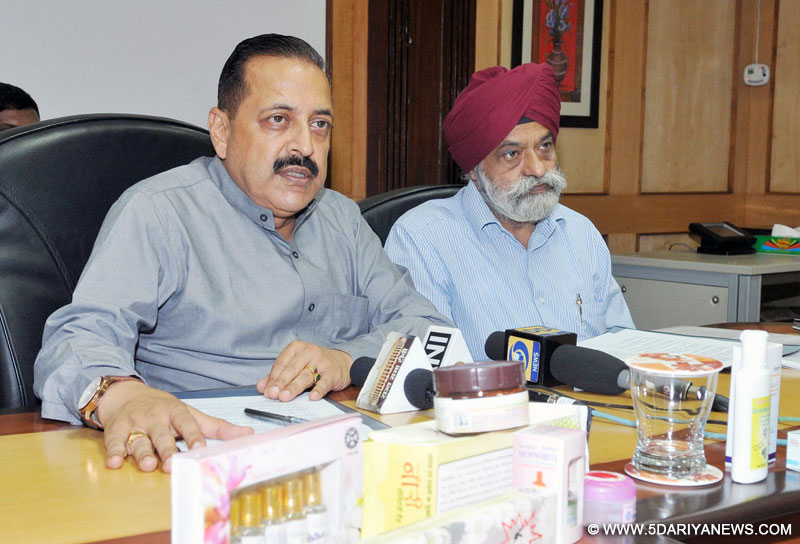 Dr. Jitendra Singh announcing a new programme of the Ministry involving use of CSIR technology for development of 1000 villages around Jammu 