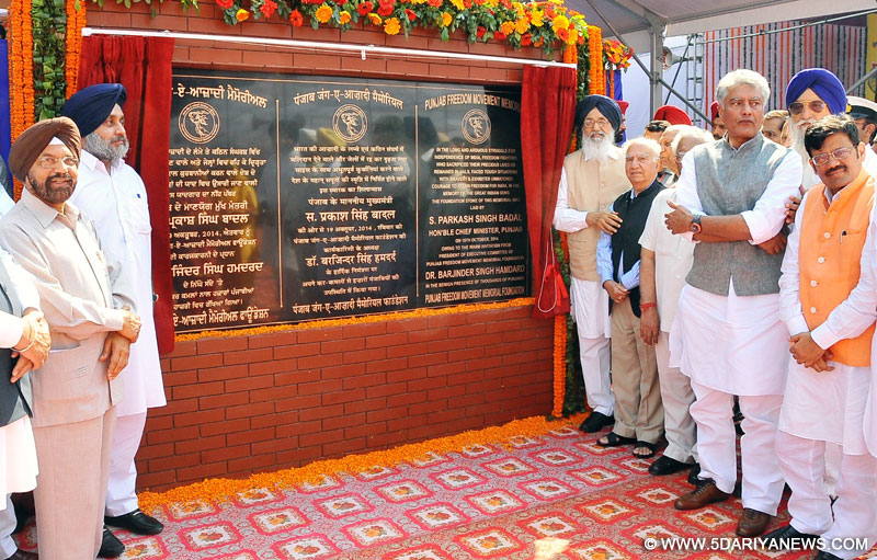 Parkash Singh Badal unveils foundation stone of jang-e-azaadi memorial