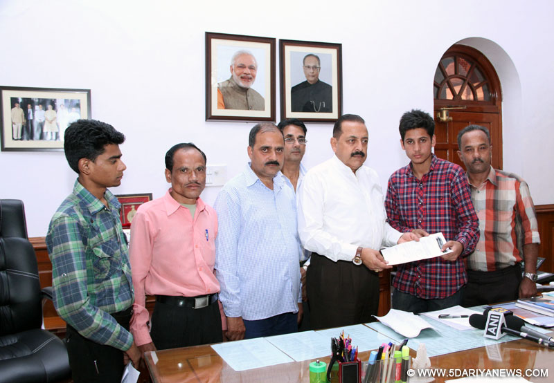  Dr. Jitendra Singh receiving the memorandum from the aggrieved students of ‘Prime Minister’s Special Scholarship Scheme for J&K’, in New Delhi on October 20, 2014.
