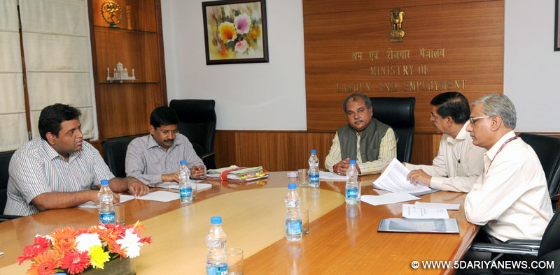 Narendra Singh Tomar chairing the meeting on Steel Research and Technology Mission of India, in New Delhi on October 20, 2014.