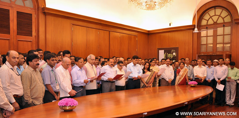 Dr. Jitendra Singh taking pledge against corruption along with officers and staff of Prime Minister’s Office (PMO), in New Delhi on October 27, 2014. 
