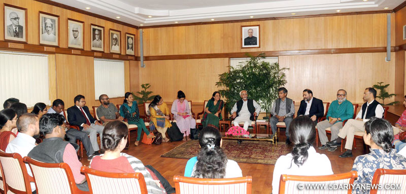 Mohd. Hamid Ansari interacting with the "Students of School of the International Studies, JNU", in New Delhi on October 27, 2014