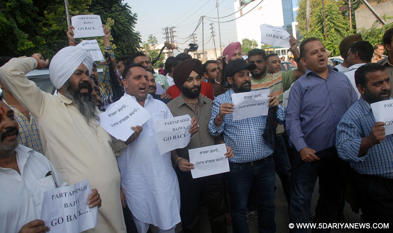 Hundreds of Congress workers show black flags to Bajwa