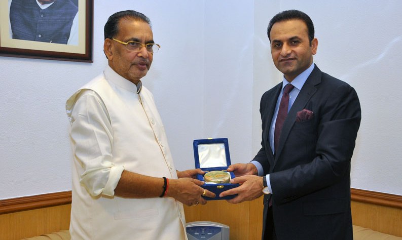 Radha Mohan Singh being presented a memento by the Ambassador of Islamic Republic of Afghanistan to India, Mr. Shaida Mohammad Abdali, in New Delhi on October 30, 2014