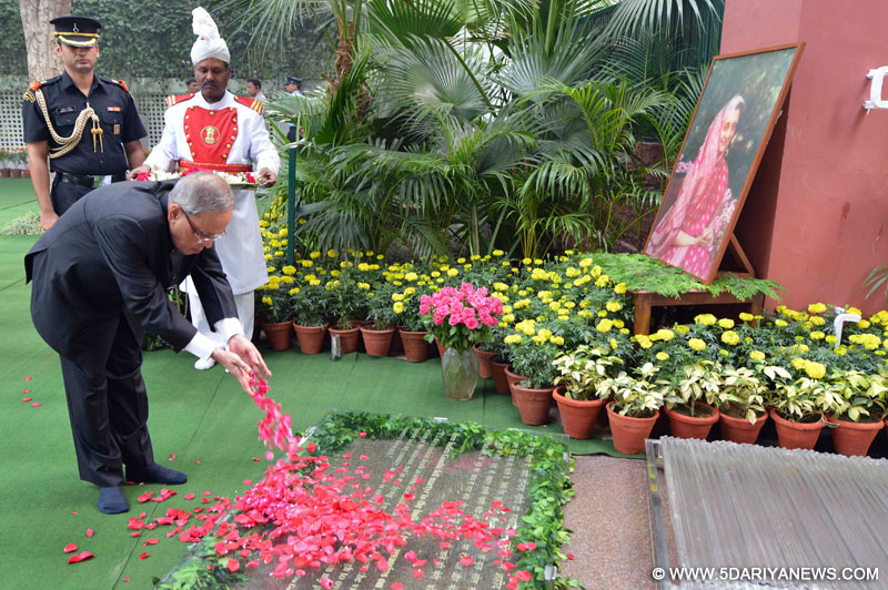 Pranab Mukherjee paying floral tributes at the memorial of former Prime Minister, Late Smt. Indira Gandhi, on her death anniversary, in New Delhi on October 31, 2014.