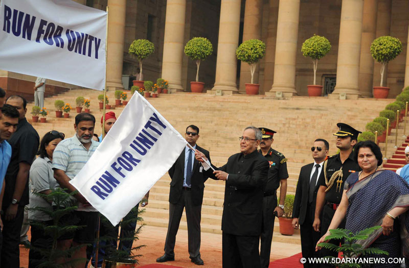 Pranab Mukherjee flagging off the ‘Run for Unity’, at Rashtrapati Bhavan, in New Delhi on October 31, 2014