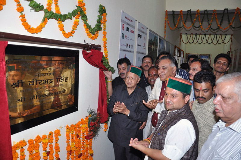 Chief Minister, Virbhadra Singh inaugrating the Centre of Excellence  ITI Bulding at Nahan today.