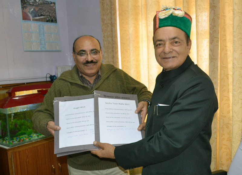 Principal, Chief Conservator (Wildlife) Shri A.K. Gulati submitting the rationalization report of Sanctuary Areas to the Forest Minister, Shri Thakur Singh Bharmouri at Shimla today. 
