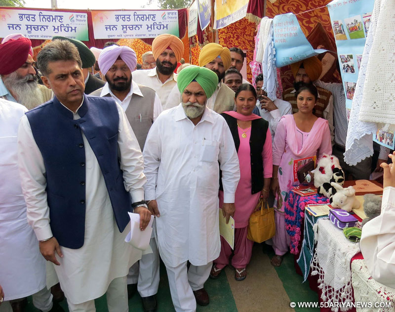 The Minister of State (Independent Charge) for Information & Broadcasting, Shri Manish Tewari visiting the exhibition stalls put up at the Bharat Nirman Public Information Campaign, at Mullanpur-Dakha, District Ludhiana of Punjab on November 09, 2013. 