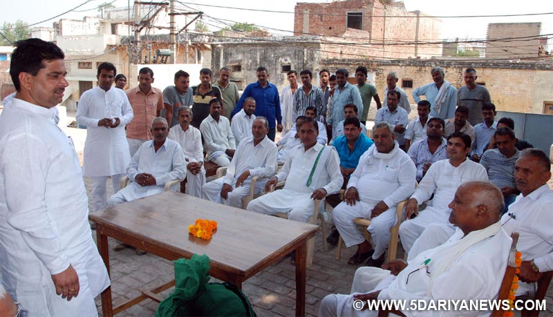 गांव शेखपूरा खालसा में ग्रामीणों व कार्यकर्ताओं का सम्बोधित करते विधायक नरेंद्र 