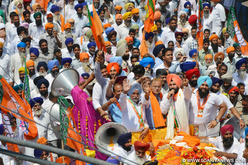 कैबिनेट मंत्री बिक्रम सिंह मजीठिया की तरफ से अरुण जेतली के हक में कस्बा चविंडा देवी में करवाए गए रोड शो में लोगों का लहरें मारता जलसा।