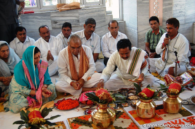 भूपेन्द्र सिंह हुड्डा माता मनसा देवी मंदिर परिसर में आयोजित घट स्थापना में पूजा-अर्चना करते हुए।