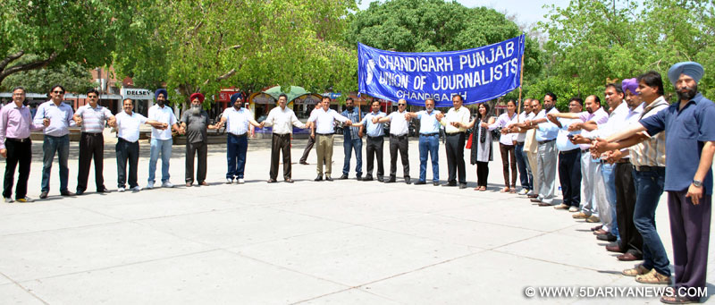 चण्डीगढ़-पंजाब यूनियन ऑफ जर्नलिस्ट्स (सीपीयूजे) के सदस्य वीरवार को चण्डीगढ़ के सेक्टर-17 स्थित प्लाज़ा में मानव श्रृंखला बनाते हुए।