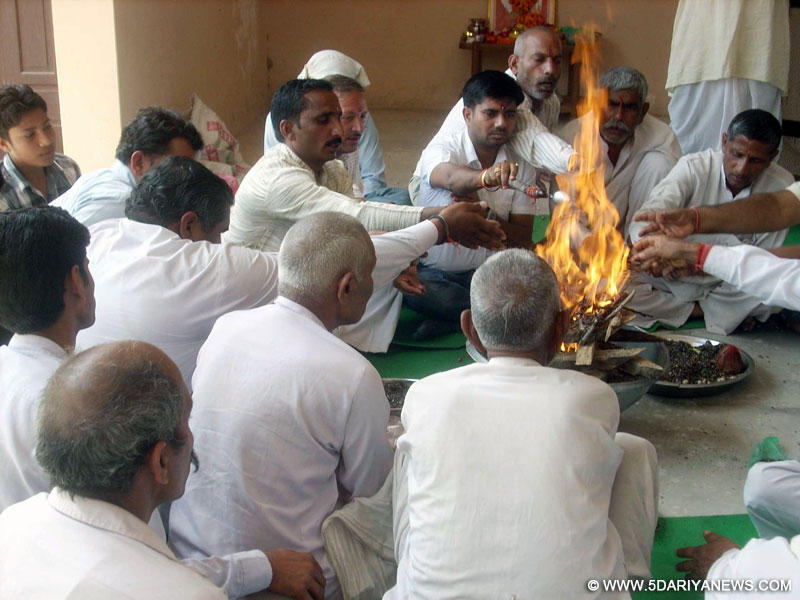 बापौली स्थित भगवान परशुराम धर्मशाला में हवन-यज्ञ में आहूति डालते चेयरमैन अनिल कौशिक व अन्य।