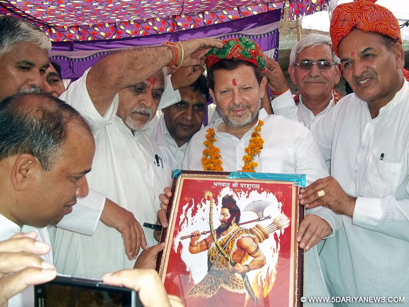 समारोह के मुख्य अतिथि निवर्तमान सांसद डा.अरविन्द शर्मा को स्मृति चिन्ह देकर सम्मानित करते आयोजक।