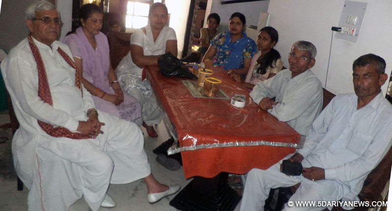 हजकां नेता धर्मपाल शर्मा डोर-टू-डोर अभियान के दौरान कालोनी वासियों से बातचीत करते हुए।