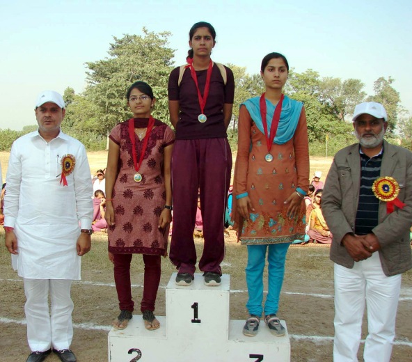 मुख्य संसदीय सचिव रामकिशन राजकीय महाविद्यालय नारायणगढ में आयोजित खेलकूद प्रतियोगिता में विजेता खिलाडिय़ों के साथ में हैं कालेज प्रचार्य। 