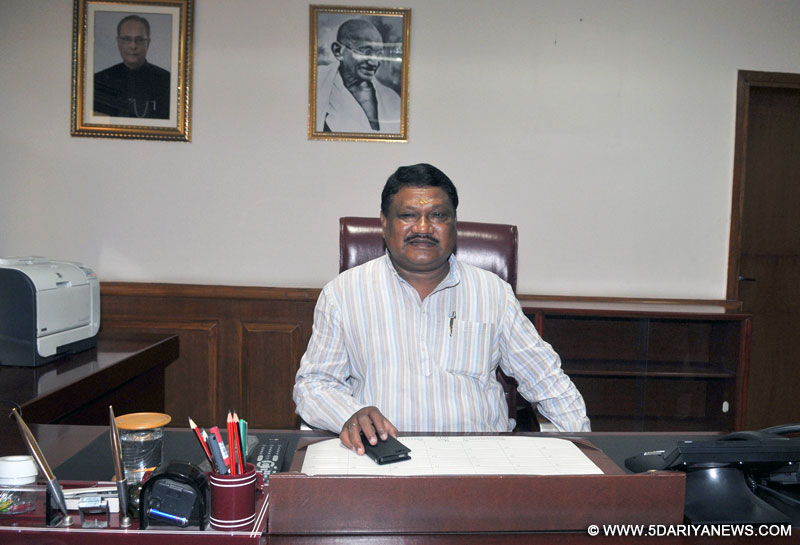 जुएल उरांव 27 मई 2014 को नई दिल्ली में जनजातीय मामलों के केंद्रीय मंत्री के रूप में कार्यभार संभालते हुए ।