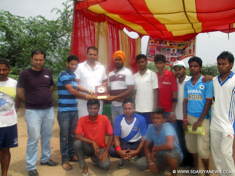 टुर्नामेंट के दौरान मुखयातिथि विनीत वर्मा के साथ खिलाड़ी यादगारी फोटों खिंचवाते और सनमानित करते विनीत वर्मा। 