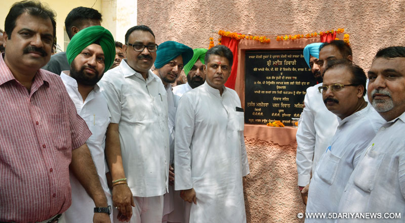 टयूबवेल का उदघाटन करते पूर्व केन्द्रीय मंत्री मनीष तिवारी व उपस्थिति। 