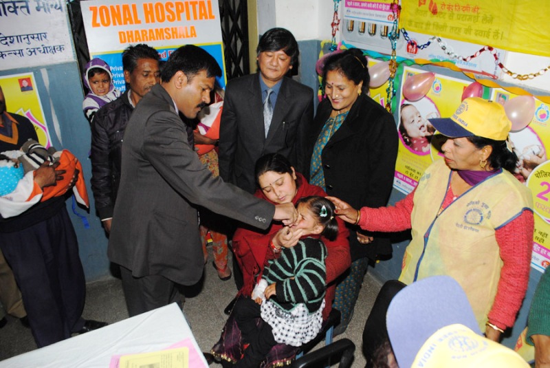 उपायुक्त कांगड़ा सी पालरासू क्षेत्रीय अस्पताल में पल्स पोलियो की दवा पिलाकर राष्ट्रीय पल्स पोलियो अभियान के दूसरे चरण का शुभारम्भ  करते हुए 