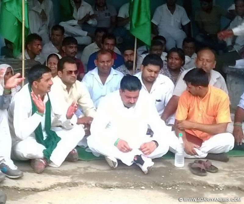 धरने पर बैठे विधायक सांगवान व अन्य