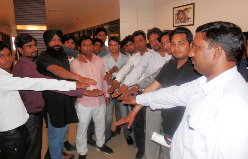 युवाओं को टीएमसी कार्यालय में भ्रष्टाचार व सामाजिक बुराइयों के खिलाफ जेहाद छेड़ने की शपथ दिलाते वरिष्ठ नेता प्रेमपाल चौहान।
