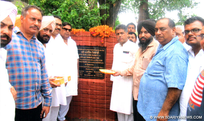 वार्ड नं. 44, ओवरलॉक रोड में ट्यूबवेल का उदघाटन करते पूर्व केन्द्रीय मंत्री मनीष तिवारी।