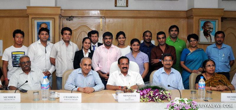 केंद्रीय रेल मंत्री डी. वी सदानंद गौड़ा ने 22 अगस्त, 2014 को नई दिल्ली में, हाल ही संपन्न हुए राष्ट्रमंडल खेलों-2014 (ग्लासगो में) में, भारतीय रेलवे के पदक विजेता खिलाडियों को नकद पुरुस्कार प्रदान किये।