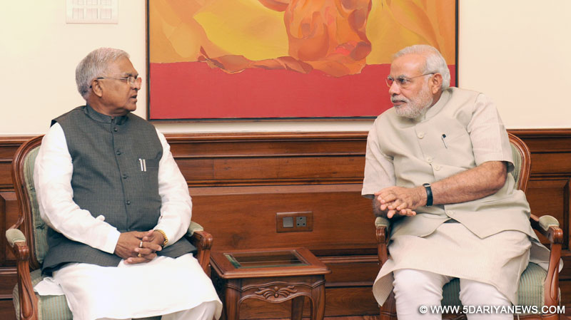 गुजरात विधानसभा के कार्यवाहक अध्यक्ष मंगुभाई पटेल 10 सितम्बर, 2014 को नई दिल्ली में प्रधानमंत्री श्री नरेन्द्र मोदी से मुलाकात करते हुए। 