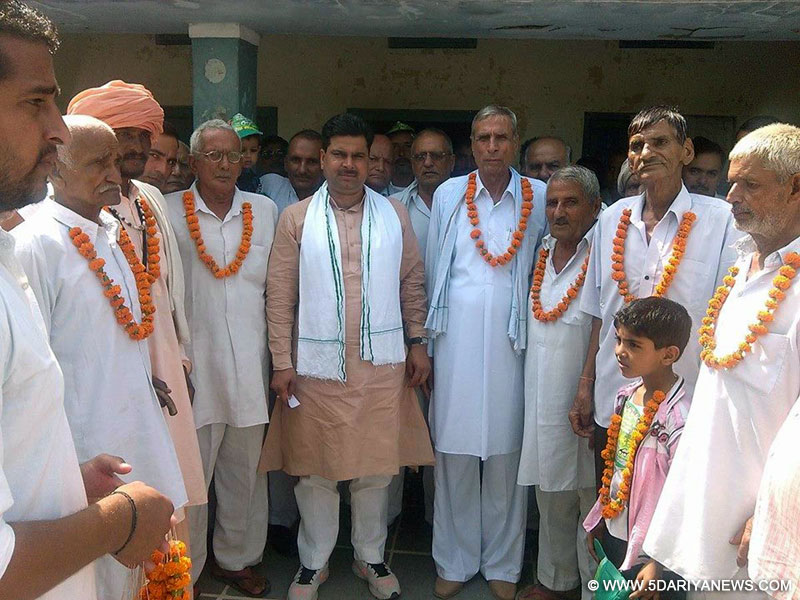 गांव फुरलक में कांग्रेस छोड़ इनेलो में शामिल हुए समर्थकों का स्वागत करते नरेंद्र सांगवान 