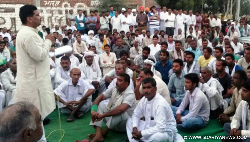 नरेन्द्र सांगवान घरौंडा में कार्यकर्ताओं को सम्बोधित करते हुए