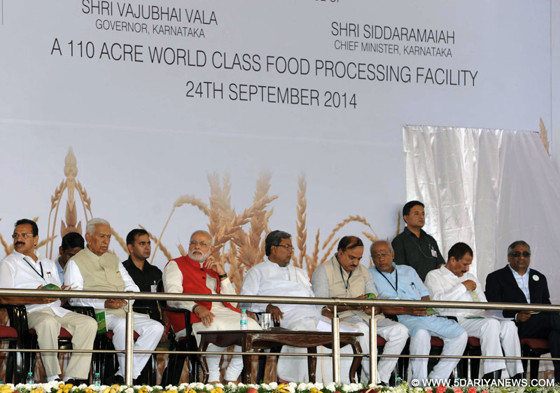 प्रधानमंत्री नरेन्‍द्र मोदी 24 सि‍तंबर, 2014 को कर्नाटक के टुमकुर में इंडि‍या फूड पार्क के उद्घाटन के अवसर पर